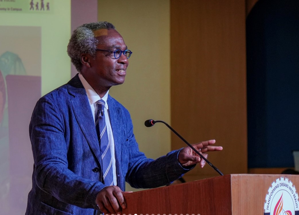 Dele doing a presentation at a conference.