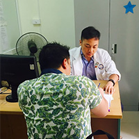 GloCal fellow Huan Dong interviews a patient.